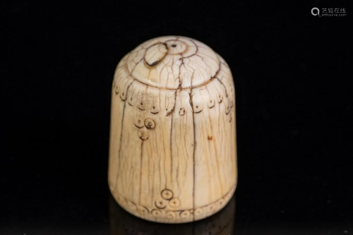 Arte Islamica An ivory games piece engraved with