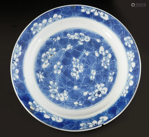 EARLY CHINESE BLUE AND WHITE PLATE