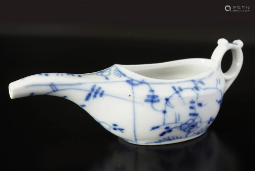 ENGLISH BLUE AND WHITE SAUCE BOAT