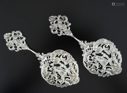 PAIR OF CONTINENTAL DECORATIVE SPOONS