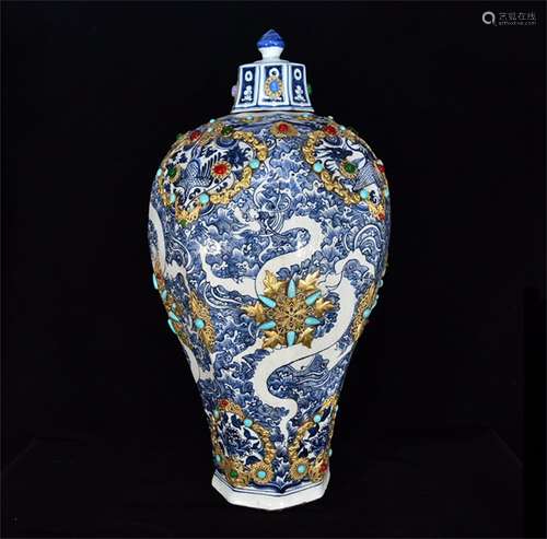 A Chinese Blue and White Porcelain Vase with Cover