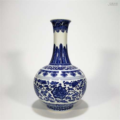 A Chinese Blue and White Porcelain Vase