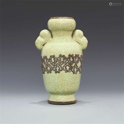 A Chinese Ge-Type Glazed Porcelain Vase