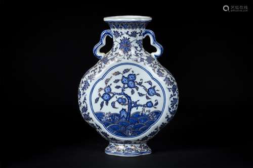 A Chinese Blue and White Porcelain Vase