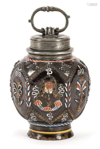 Screw bottle. Dippoldiswalde, c. 1670/80. H. 17 cm. Black-brown stoneware, six-sided. Relief decoration with princely couple and palmettes, leaf sticks, ring chain and rosettes. Colored enamel painting. Tin mounting gemarkt Marienberg, MZ: Hans Klemm. Chips. 