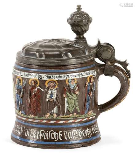 Apostle's mug. Creussen, dated 1683. H. 18 cm. Dark brown stoneware. Slightly bulbous jug, white slogan running around the base of the wall, above it in relief the Twelve Apostles, painted polychrome and inscribed above their heads. Central carriage with Jesuit symbol, above it dated 