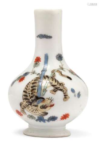 Miniature vases - Royal Court Confectionery. Meissen, circa 1739. H. 6.5 cm. Baluster vases with yellow lion decoration. Underglazed blue sword mark, in purple 