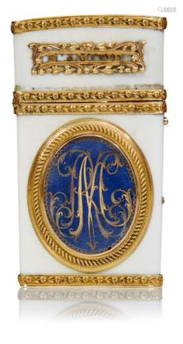 Case with portrait miniature and monogram. Paris, 1785. 9 x 5 x 1 cm. Flat ivory case with gold mounting. The borders with rose decoration in relief, on the lid applied gold lettering 