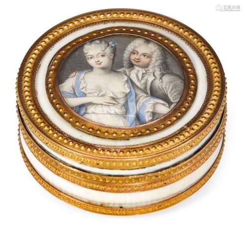 Klingstedt, Carl Gustav (attr.) 1657-1734. D. 4.4/6.5 cm. Gallant couple. Fine mixed media, probably on parchment. Mounted in a cylindrical ivory tabatiere with gold mounting. Probably France, circa 1780. Hallmarked. Old ass. Provenance: private collection from Baden.