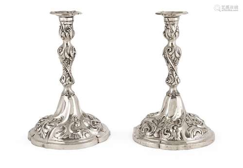 Pair of candlesticks in rococo style. Hossauer, Berlin, c. 1845/60. H. 23.5 cm. Twisted to fit, baluster shaft, chased rocaille and leaf decoration. City stamp with 