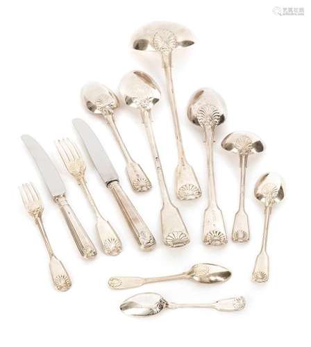 Cutlery with palm leaf decoration. England, mostly London, Victorian, mid 19th century. . 12 dessert forks, 12 menu forks, 12 dessert spoons, 12 soup spoons, 9 coffee spoons, 2 sauce spoons, 2 serving spoons, 1 soup ladle (approx. 4980 g). 12 small knives (20th century) and 12 large knives with steel blades (additional approx. 1700 gr.). Signs of wear. In addition: 7 coffee spoons, plated.