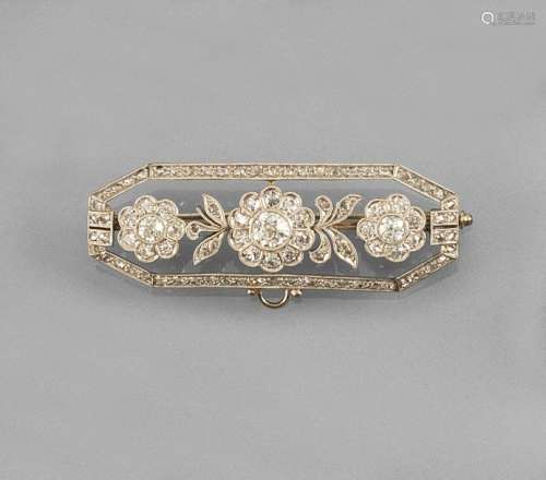 Brooch with flower motives. Probably 1920ies. L. 4.6 cm. White gold rail, lined with 27 old-cut diamonds (add. approx. 1.3 ct.) and approx. 70 small diamond roses. Total weight approx. 8,2 gr. Later eyelet for trailer. Provenance: From old private property in Stuttgart.