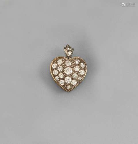 Heart pendant with diamonds. Early 20th century. L. Two centimeters. Approx. 14kt white gold, paved with 19 old-cut diamonds (total approx. 1.3 ct.). Total weight approx. 3,2 gr.