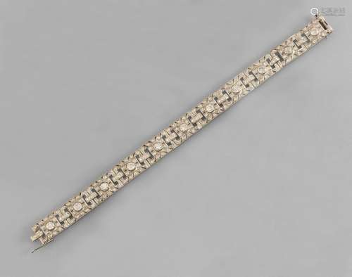 Fine art deco diamond bracelet. Probably the 1920s. L. 20 cm. Platinum links, geometrically openworked. Studded with 11 old-cut diamonds (total approx. 2.2 ct.) and over 200 studded diamonds (total approx. 4 ct.). Total weight approx. 28,7 gr. Provenance: From old private property in Stuttgart.