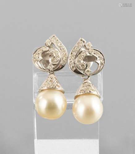 Pair of pearl diamond earrings. L. 3.4 cm. 18kt pink gold, rhodium-plated. Edged with 52 diamonds (approx. 1.52 ct. each), as a lower finish a round, slightly cream-coloured South Sea cultured pearl (approx. 11.8 mm in diameter). Addition approx. 18.5 gr. Provenance: From private property on the Rhine.