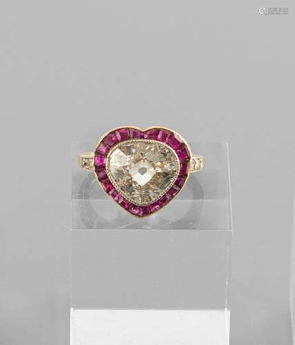 Diamond and ruby ring in the shape of a heart. Late 1800s. . 14kt yellow gold rail, platinum mounts on the visible side. Set with a heart-shaped faceted old-cut diamond of approx. 2.4 ct., entouraged by 20 carré rubies and 4 small trimming diamonds. RM 46. Approx. 3,75 gr.