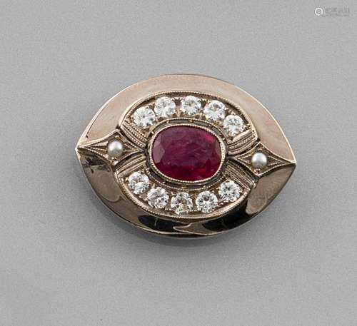 Ruby diamond brooch. 3 x 2.2 cm. 750 white gold track, paved with an oval faceted ruby (ca. 3.2 ct.), entouraged by 10 diamonds (add. ca. 1 ct.). Total weight approx. 10 gr. Provenance: From a Swabian private collection.