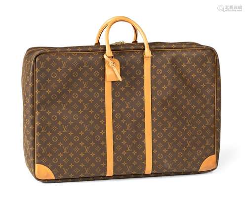 Louis Vuitton Sirius 70 Monogram Canvas Travel Bag. Modern. 70 x 47 x 20 cm. Linen, calfskin, brass zipper. Inside on leather cloth model no. SP0959. Minimal signs of wear. Provenance: From a private collection.