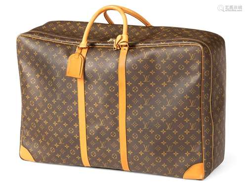 Louis Vuitton Sirius 70 Monogram Canvas Travel Bag. Modern. 70 x 47 x 20 cm. Linen, calfskin, brass zipper. Model number SP19007 embossed inside on leather cloth. Minimal signs of wear. Provenance: From a private collection.