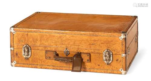 Vintage leather suitcase. . 79x51x28 cm. Hard shell case with leather cover, metal mountings and clasps. Age damage, rubbed. Provenance: From a private collection.