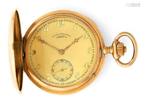 Gold pocket watch. German precision clock Original Glashütte (SA), around 1925. d. 5 cm. Gold spring cover watch. Signed on dial and spring cover. Gold plated dial with Arabic numerals and small second hand. Decorated hands. Serial number 207326. Dedication inscription: 