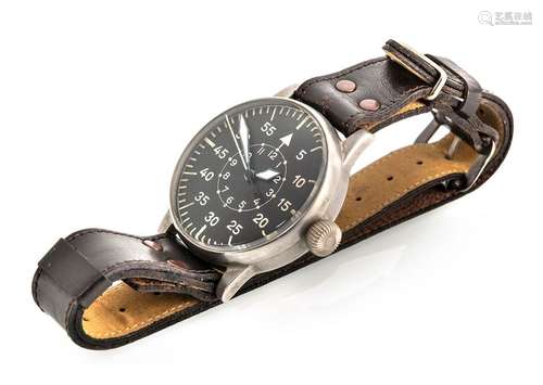 Pilot's wristwatch. A. Lange & Sons No. 216497. D. 5.5 cm. Smooth case, separate ref. Fi 23883, black dial with Arabic numerals and hour scale in the centre. Luminous hands. Central light second. Gold-plated movement with anchor escapement, compensation balance and Breguet hairspring. Brown leather bracelet. Rest. Erg. provenance: important southern German watch collection in longstanding private ownership. Acquired in December 1984 in the auction house Klöter/Dätzingen, auction 43.