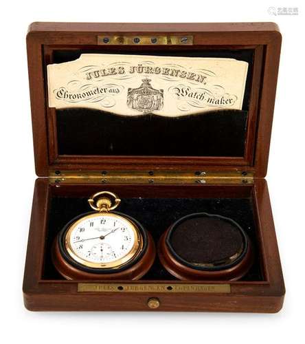 Small gold pocket watch with minute repeater in original case. Jules Jürgensen Copenhagen 15630, c. 1867. D. 5 cm. Gold pocket watch with minute repeater in original sales case with replacement glass. Signed on dial, dust cover and movement. Original certificate. Very well preserved 18-kt case with coat of arms engraving on the reverse side and motto: 