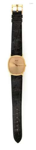 Wristwatch. Piaget. L. 21 M. Elliptical 18 ct gold case with black leather strap and gold buckle. Flat lever movement. In the short-term test the watch was fully functional. No guarantee of accuracy and duration.