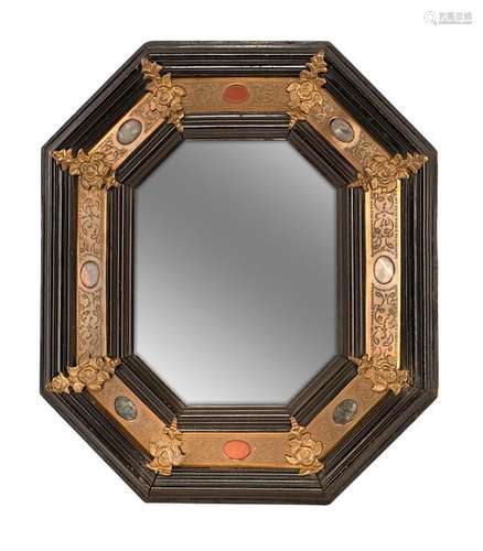 Small baroque mirror. Italy, 17th century. H. 30 cm. Octagonal floor plan. Ebonized moulding, engraved brass bars. Embossed brass applications and cartridges filled with gemstones. Erg. Alterssp. See G. Child, World Mirrors, p. 278.