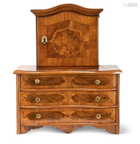 Baroque model chest of drawers. 18th century. 73x60x30 cm. Three-shelf chest of drawers. Single-door attachment. Brass fittings. Walnut, burl wood and others Rest. Erg. agessp. mod. Old transport label 