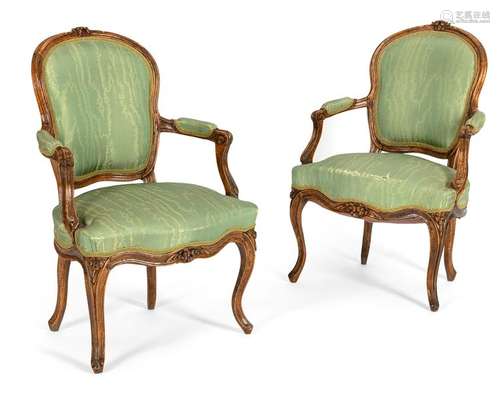 A pair of rococo armchairs. Probably France, 18th and 19th centuries. H. 88 cm. Beech, among other things, probably formerly caught. Rest. Provenance: Private collection Baden-Württemberg.