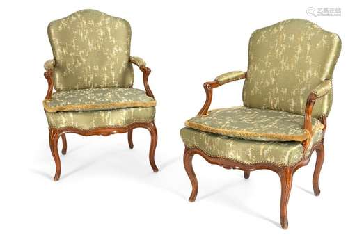 A pair of rococo armchairs. Probably France, 18th and 19th centuries. H. 94 cm. Walnut. Rest. Provenance: Private collection Baden-Württemberg.