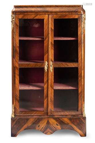 Louis XV display case. France, 18th century. 136x75x31 cm. Two glazed doors. Bronze fittings. Rosewood, Makassar and others Rest. Erg. agesp.