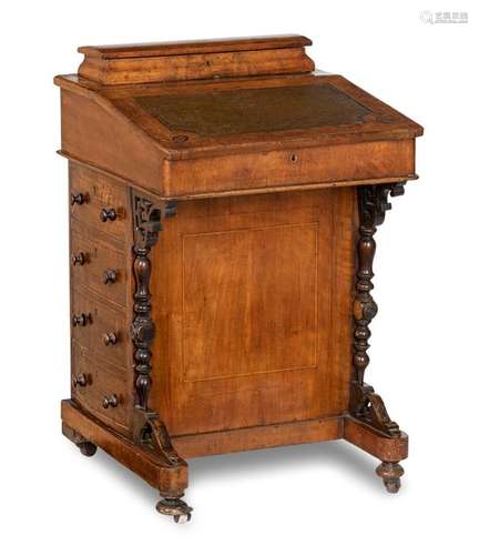 Davenport. England, 19th century. 85x53x53 cm. Exemptable. Body with four side drawers, hinged frame box. Cover compartment. Gold embossed leather trim. On wheels. Walnut. Rest. Provenance: From a large South German private collection.