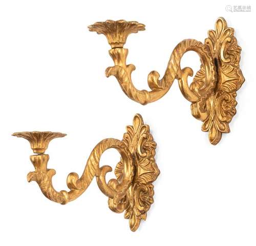 Pair of Biedermeier wall appliqués. 19th century. L. 32 centimeters. Single flame. Carved and gilded. Rest. geriatric sp.