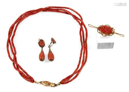 EARRINGS, NECKLACE, BROOCH,. 19TH/20TH CENTURY, CORAL, A.O. GOLD. L. 4.5/45 CM.