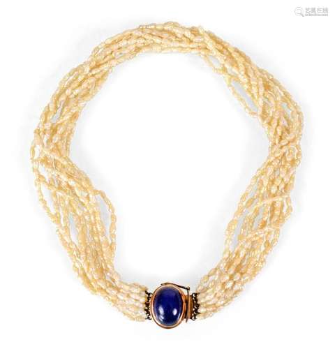 BIWA-ZUCHTPERL NECKLACE, GG-. SCHLIESSE MIT LAPIS-CABOCHON. L. 40 CM.