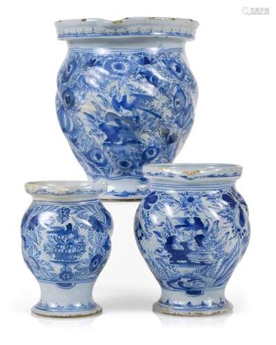 3 SAUSAGE HARBOUR, NUREMBERG, MIDDLE 18TH CENTURY, BLUE DECOR, A.O. BRAND. H. 12.5/19 CM.