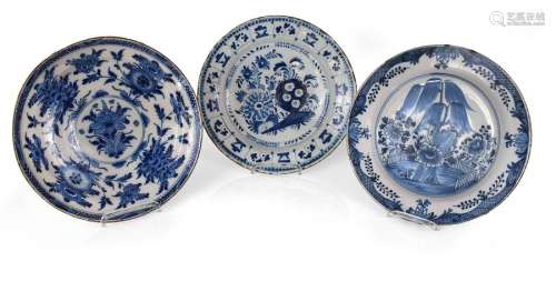 3 ROUND PLATES, DELFT, 18TH CENTURY FLOWER DECORATION IN BLUE. D. 34/35 CM.