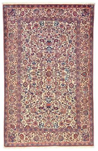 White-ground keschan. Central Persia, circa 1940. 210 x 133 cm. Both the inner field and the framing main border have a white ground and contribute to the light and attractive character of the knotting. Graziles arabesque vine work, forked vines, 