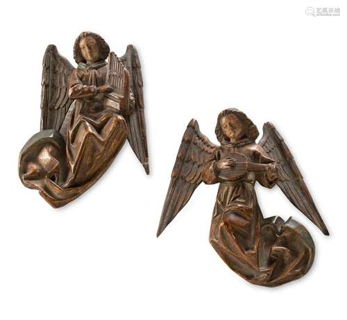 Two little angels making music. Late 1800s. H. Six inches. Gothic style. Lime tree, flattened at the back, partially glazed greenish and overlaid with gold bronze. Slight aging, min. rest. The two little angels formed the coronation of a larger group, e.g. a coronation of Mary. To glorify the event, they are represented with instruments. Angel figures are also found in smaller crucifixion groups, but in this context they were mostly depicted in prayer. Provenance: Formerly the Carl von Weinberg Collection (1861-1943). In 1949, he returned to his next of kin in the succession of Richard von Szilvinyi and has been in direct family ownership ever since. Formerly Weinberg's Villa Waldfried, Frankfurt a.M. Remains of an old inventory label on the reverse. Foreword by Carl von Weinberg (PDF)