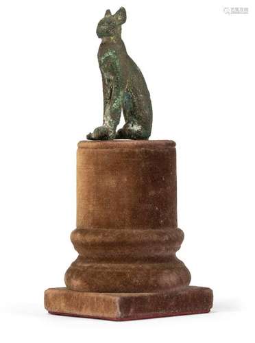 Antique miniature bronze. Egyptian. H. 7/15 cm. Sitting cat. Bronze. Corroded. Velvet pedestal. Provenance: Formerly Carl von Weinberg Collection (1861-1943). In 1949, he returned to his next of kin in the succession of Richard von Szilvinyi and has been in direct family ownership ever since. Formerly Weinberg's Villa Waldfried, Frankfurt a.M. Foreword by Carl von Weinberg (PDF)