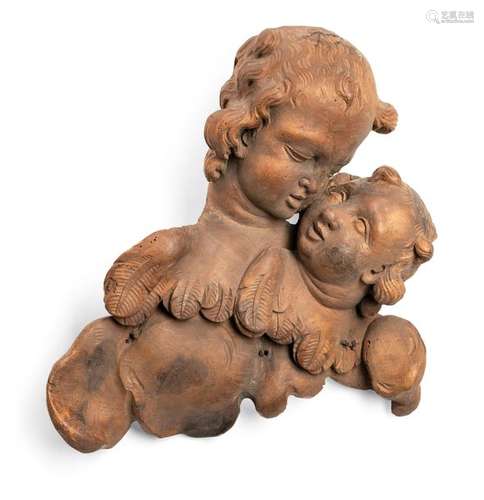 Group of two winged putti heads. Mainfranken, 18th century. H. 50 cm. Lime tree, frame removed, brownish glaze. In the cloud band remains of old iron nails for fastening. Aged, small addition. 