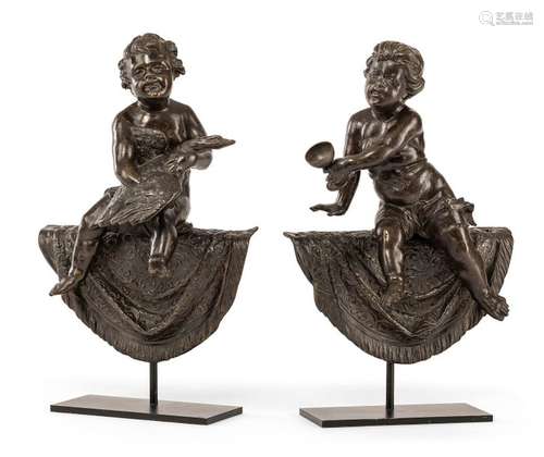 Pair of putti with chalice and swan. France, second half of the 18th century. H. 48 cm. Putti sitting on florally decorated draperies in a moving posture. The left one holds a swan on his lap, the right one a wine goblet. Bronze, dark patinated, drapery and figure worked separately. With modern pedestals. L. besch., ber.