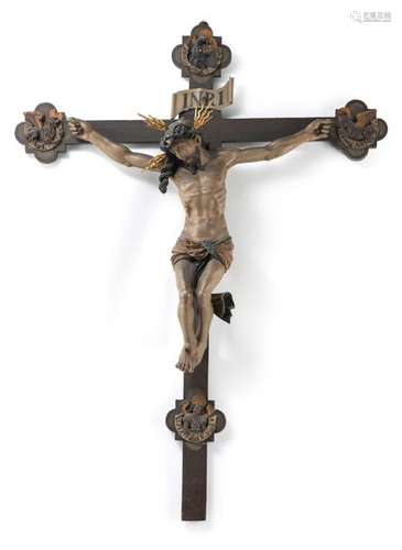 Large Renaissance crucifix. Late 16th/early 17th century. H. 63/160 cm. Christ corpus made of hardwood, full round work. Later version, findings of older versions below. The rays on the crown of thorns are added. L. rest., geriatric. Cross beams of coniferous wood, at each of the 4 ends a relief plaque with the depictions of the evangelists. This one from the early 16th century, hardwood, set. senile Provenance: Collection Reck, Tettnang.