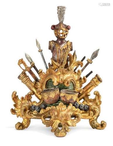 Baroque decorative stand with battle trophies. Mid-18th century. H. 35 cm. Hardwood, edged and gilded. Applied battle utensils such as swords, epees, lances, drums, cannonballs and a knight's armor. Ignored, erg., partial rest.