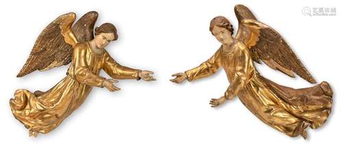 Pair of floating angels. Italy, 19th century. L. 71 centimeters. Lime tree, full round. Fine poliment gilding, oil paint incarnate. Retouching, gilding partially slightly flaked off. One foot missing, old man. Wings worked separately. Matching the Holy Family of the following lot number. Provenance: From the collection of a Southern German physician and art lover.