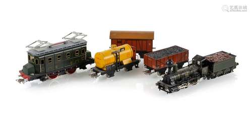 TWO LOCOMOTIVES AND THREE FREIGHT CARS. MARKLIN. LOCO L. 9/15 CM.