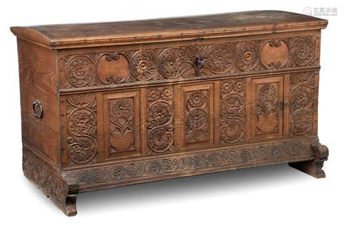 LARGE FLAT LID CHEST. NORTH GERMAN, 18TH CENTURY 82X144X76 CM.