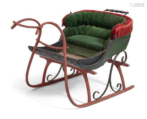 ELEGANT CHILDREN'S SLEIGH. 19TH CENTURY. 80X125X70 CM.